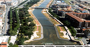 Río Bernesga, a su paso por León, (España).