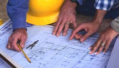 Ingenieros consultando planos
